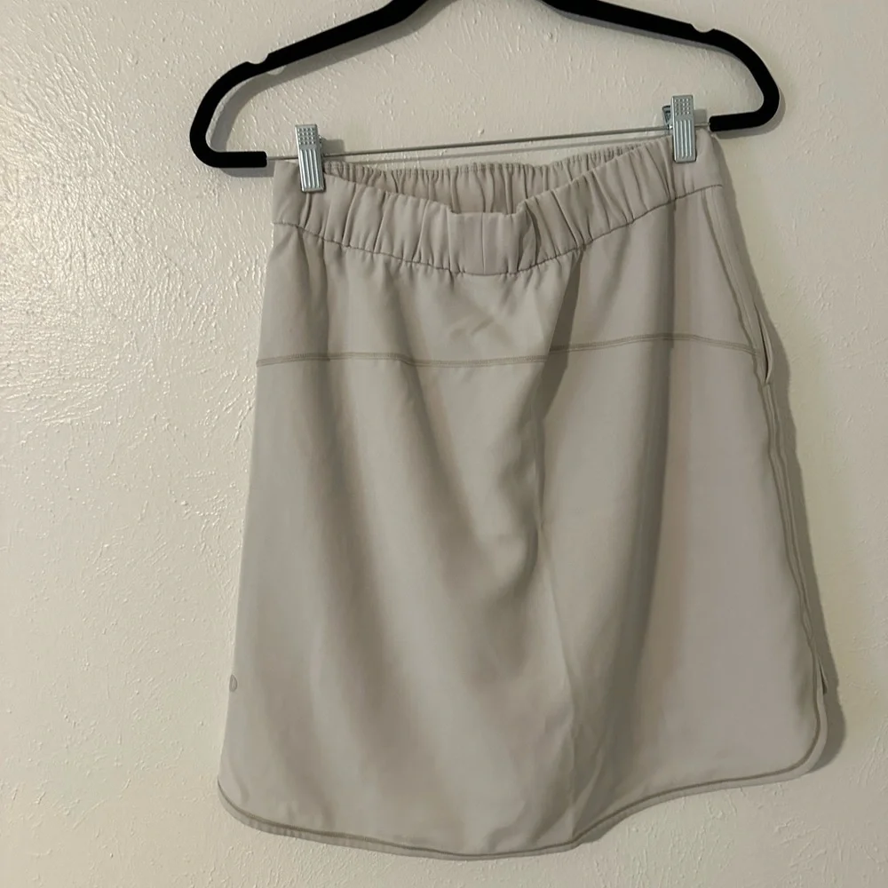 NWT Lululemon On The Fly Skirt *Woven
Silverstone​​​​ - Picture 8 of 11